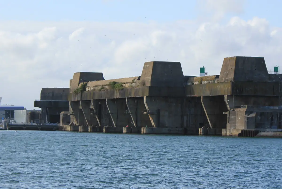 Bunkers de la base de sous-marins de Keroman vus depuis la rade de Lorient